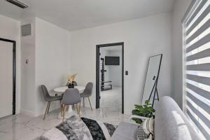Sleek Hialeah Guest Suite on Golf Course!