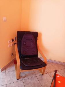 Detached house with a lovely yard 5 walk from Metro Station Agios Dimitrios and METRO MALL