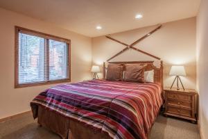 Updated 2 Bedroom and Loft 2 Full Bathroom Woodlands #51Just Steps to Shuttle Close to Golf Course