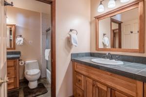 Updated 2 Bedroom and Loft 2 Full Bathroom Woodlands #51Just Steps to Shuttle Close to Golf Course