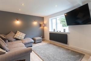 Stunning Pet-Friendly Home with Hot Tub less than one minute walk from Barmouth Beach