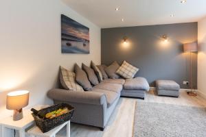 Stunning Pet-Friendly Home with Hot Tub less than one minute walk from Barmouth Beach