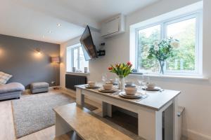 Stunning Pet-Friendly Home with Hot Tub less than one minute walk from Barmouth Beach