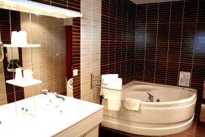 Hotels Hotel Restaurant Caribou : Suite Lit King-Size avec Baignoire Spa