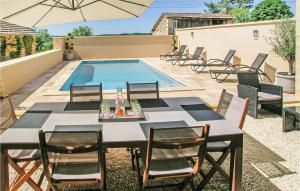 Maisons de vacances Beautiful Home In St Amand De Coly : photos des chambres