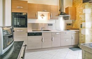 Maisons de vacances Beautiful Home In St Amand De Coly : photos des chambres