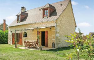 Maisons de vacances Nice Home In St Amand De Coly With Wifi, Private Swimming Pool And Outdoor Swimming Pool : Maison de Vacances 2 Chambres