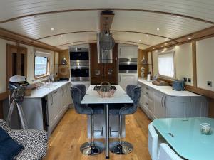 Luxury boat - The Thistle Dream