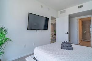 Luxurious 2-Bed Apartment with Breathtaking Bay views!!