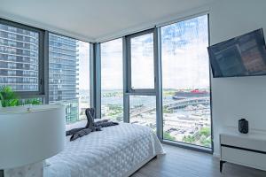 Luxurious 2-Bed Apartment with Breathtaking Bay views!!