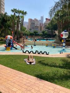 Rascacielo bonito mirando al mar