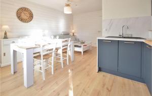 Appartements Amazing apartment in Cabourg with 1 Bedrooms and WiFi : photos des chambres