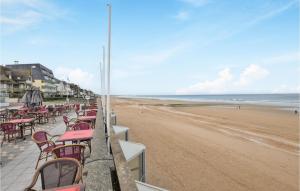 Appartements Amazing apartment in Cabourg with 1 Bedrooms and WiFi : photos des chambres