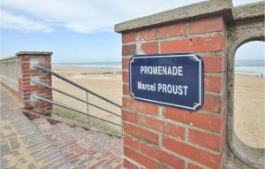 Appartements Amazing apartment in Cabourg with 1 Bedrooms and WiFi : photos des chambres