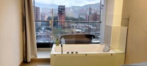 Cerca al barrio Laureles con jacuzzi privado