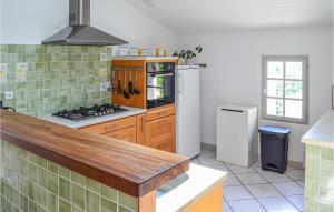 Maisons de vacances Nice home in Saint-Salvy with Outdoor swimming pool, 2 Bedrooms and WiFi : photos des chambres