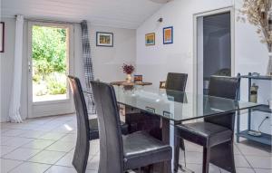 Maisons de vacances Nice home in Saint-Salvy with Outdoor swimming pool, 2 Bedrooms and WiFi : photos des chambres