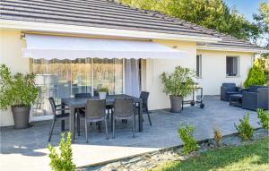 Maisons de vacances Awesome home in Rivehaute with Outdoor swimming pool, WiFi and 3 Bedrooms : photos des chambres