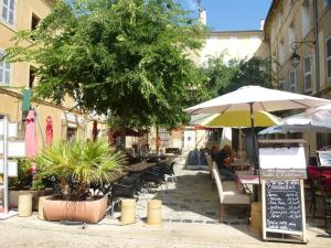 Maisons de vacances Cozy Vacation House with Pool, Vernegues : photos des chambres