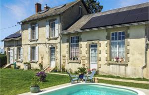 Maisons de vacances Stunning Home In Loge Fougereuse With Wifi, Heated Swimming Pool And Private Swimming Pool : photos des chambres