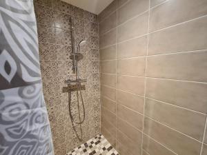 Maisons de vacances Gite spacieux pres du zoo de Beauval avec cour privative, terrasse, et equipements complets - FR-1-591-371 : photos des chambres