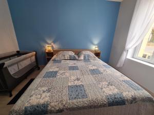 Maisons de vacances Gite spacieux pres du zoo de Beauval avec cour privative, terrasse, et equipements complets - FR-1-591-371 : photos des chambres