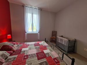 Maisons de vacances Gite spacieux pres du zoo de Beauval avec cour privative, terrasse, et equipements complets - FR-1-591-371 : photos des chambres