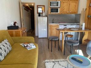 Studio cabine, 4 pers, Risoul, proche commerces, Cuisine équipée, Balcon, Animaux acceptés - FR-1-330-559