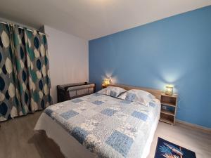 Maisons de vacances Gite spacieux pres du zoo de Beauval avec cour privative, terrasse, et equipements complets - FR-1-591-371 : photos des chambres