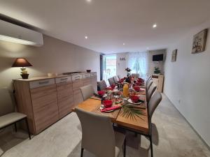 Maisons de vacances Gite spacieux pres du zoo de Beauval avec cour privative, terrasse, et equipements complets - FR-1-591-371 : photos des chambres