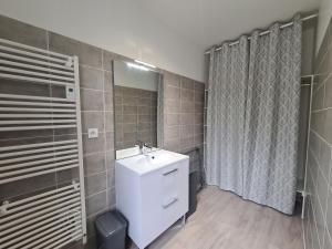 Maisons de vacances Gite spacieux pres du zoo de Beauval avec cour privative, terrasse, et equipements complets - FR-1-591-371 : photos des chambres
