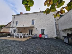 Maisons de vacances Gite spacieux pres du zoo de Beauval avec cour privative, terrasse, et equipements complets - FR-1-591-371 : photos des chambres