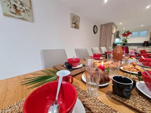 Maisons de vacances Gite spacieux pres du zoo de Beauval avec cour privative, terrasse, et equipements complets - FR-1-591-371 : photos des chambres