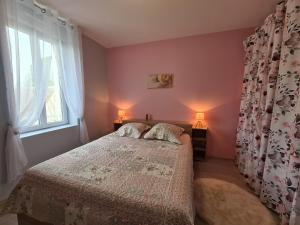 Maisons de vacances Gite spacieux pres du zoo de Beauval avec cour privative, terrasse, et equipements complets - FR-1-591-371 : photos des chambres