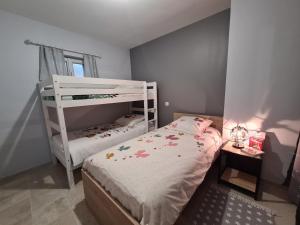 Maisons de vacances Gite spacieux pres du zoo de Beauval avec cour privative, terrasse, et equipements complets - FR-1-591-371 : photos des chambres