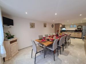 Maisons de vacances Gite spacieux pres du zoo de Beauval avec cour privative, terrasse, et equipements complets - FR-1-591-371 : photos des chambres