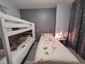 Maisons de vacances Gite spacieux pres du zoo de Beauval avec cour privative, terrasse, et equipements complets - FR-1-591-371 : photos des chambres