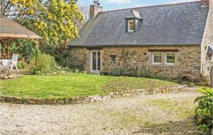 Maisons de vacances 2 Bedroom Gorgeous Home In Plouguiel : photos des chambres