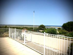 De la Clape à la mer mon petit pavillon labellisé - f2- piscine commune - wifi gratuit- parking privé - arrivee autonome - 800 m plage - grande terrasse abritée vent -