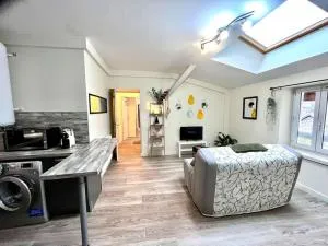 Le Repaire, accès terrasse de l'établissement - Beaucroissant