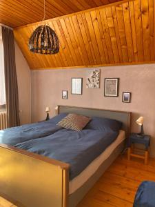 Cosy mountain home by the pond