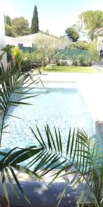 Villa contemporaine avec piscine dans un cadre verdoyant