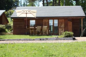 Campings Volcans Vacances Les Chalets Du Lac : photos des chambres