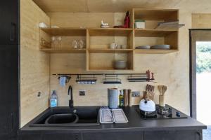 Secluded Offgrid Cabin w Sunset View & Fireplace