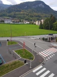 Appartements grand studio dans une residence prive avec une cuisine et salle de bain separe un parking gratuit et une magnifique vue sur les montagness : photos des chambres