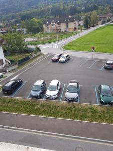 grand studio dans une résidence prive avec une cuisine et salle de bain séparé un parking gratuit et une magnifique vue sur les montagness