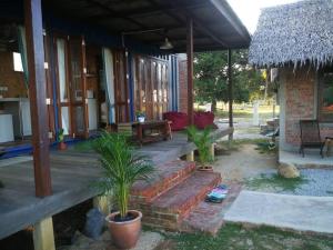 Rembulan Escape - The Container House