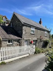 Isallt Cosy Cottage. Dogs Welcome. Superking & Double Bed. Log Burner. Peaceful Village Location - Darowen
