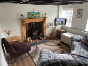 Isallt Cosy Cottage. Dogs Welcome. Superking & Double Bed. Log Burner. Peaceful Village Location