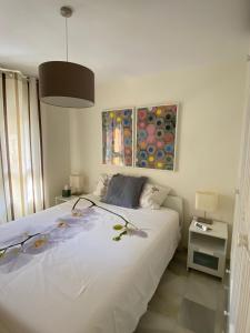 Lovely 3 bedroom duplex with pool & great sea view